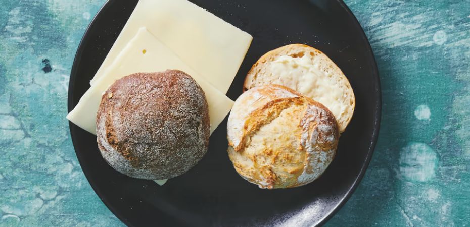 Bolle med ost på kaffebaren