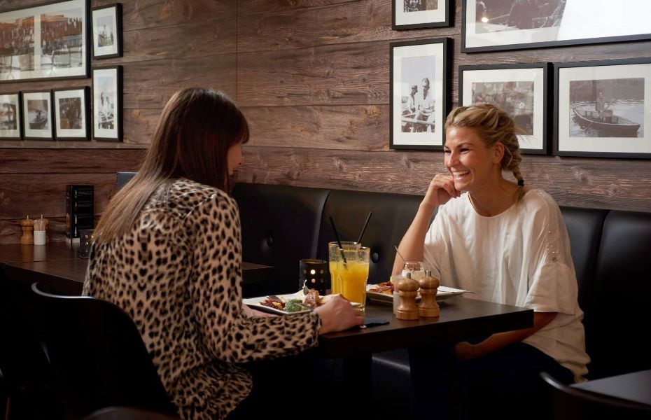 Gæster på Café Bord 1 i Aalborg Storcenter