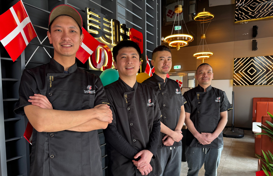 Oyisi Sushi og Japansk Barbeque staff