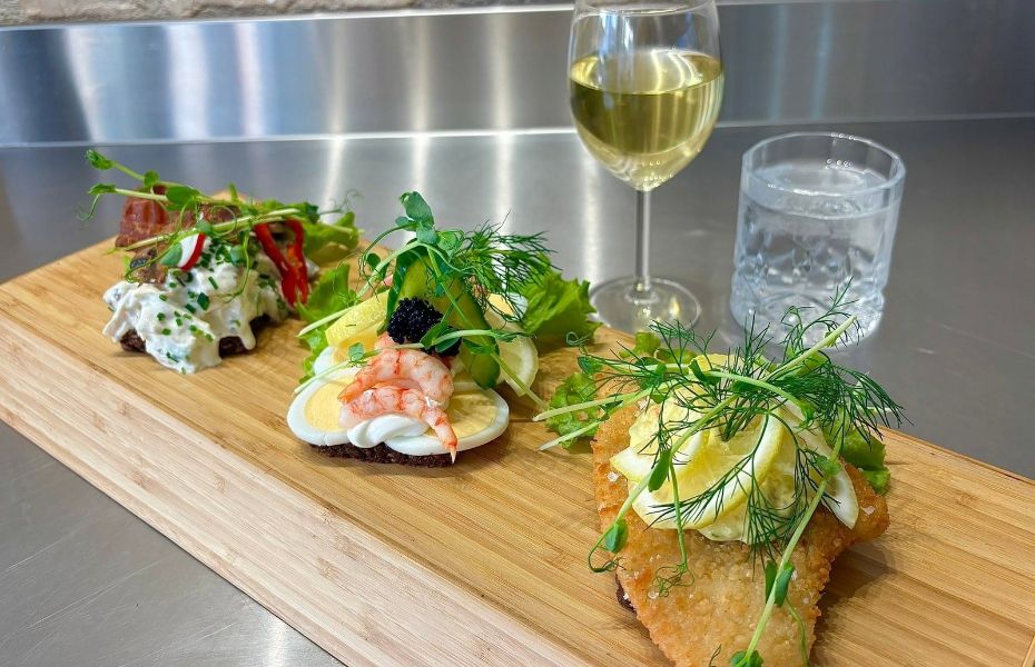 Kochens køkken med billig frokost i aalborg